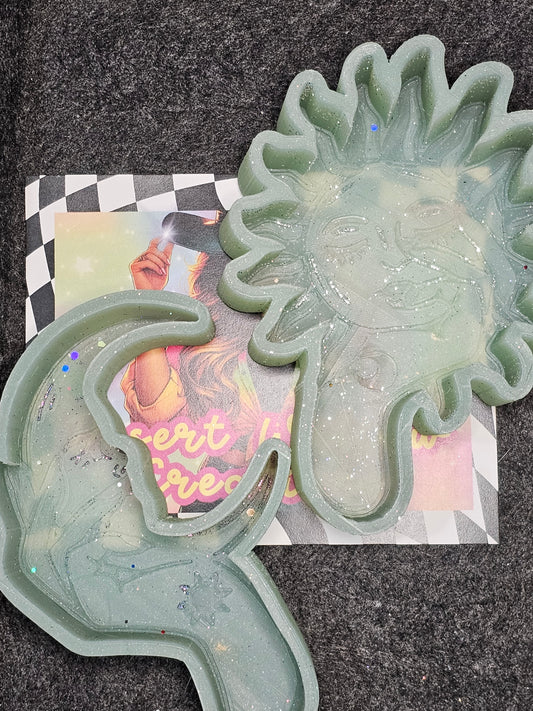 Sun an moon hands bossy boots you get both molds.